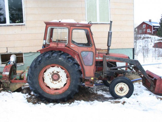 International 674 Traktor bytes mot låda öl